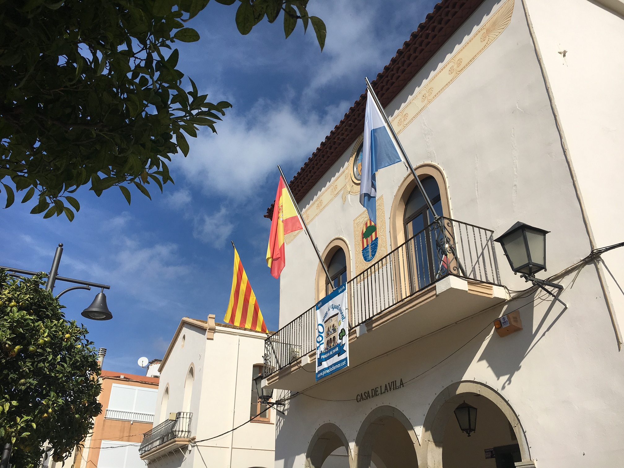 Les tres banderes a l'Ajuntament de Pineda